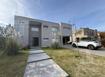Casa · 240m² · 5 Ambientes · Casa 5 Ambientes con Pileta en Alquiler - Las Golondrinas