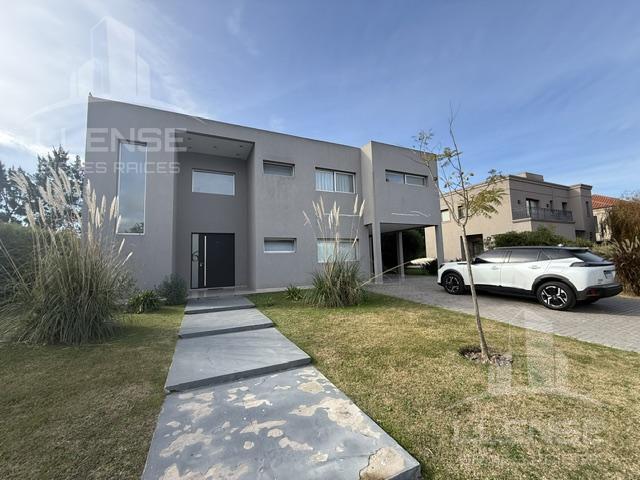 Casa en alquiler en Las Golondrinas · 5 ambientes