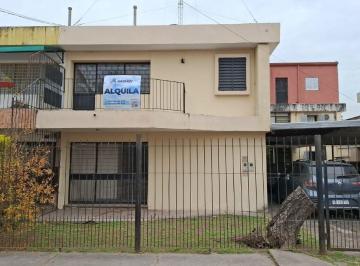 Casa de 6 ambientes, San Miguel de Tucumán · En Venta o Alquiler: Amplio Dúplex de 5 Dorm. con Cochera Techada Para 2 Vehículos