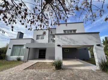 Casa · 290m² · 5 Ambientes · 2 Cocheras · Casa en Venta / Alquiler 5 Ambientes Lote Central en Terravista