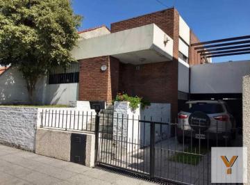 Casa · 210m² · 3 Ambientes · 2 Cocheras · Casa Venta - 2 Dorm. 2 Baños 2 Cocheras - 300 m² Cubiertos - Banfield