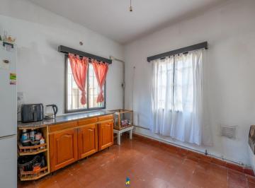 Casa en Venta de 4 ambientes  · Venta de Casa en Esquina Frente a Plaza en Barrio Vicor