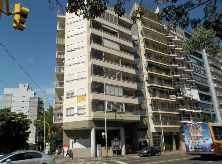 Excelente 2 Ambientes Al Frente, con Cochera y Parrilla Propia