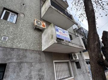 Departamento de 2 ambientes, Floresta · Departamento 2 Ambientes Al Frente Primer Piso por Escalera