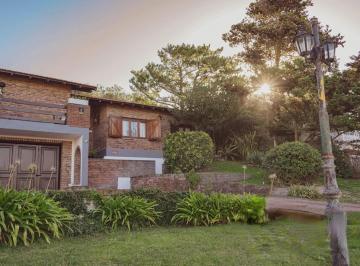 Casa · 158m² · 4 Ambientes · 1 Cochera · Casa Chalet en Venta en Villa Gesell, Costa Atlántica, Buenos Aires