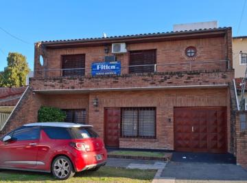 Casa · 338m² · 5 Dormitorios · 1 Cochera · Casa en Banfield Este