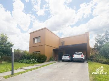 Casa · 230m² · 7 Ambientes · 2 Cocheras · Venta / Permuta - Casa 4 Dorm. con Piscina en Barrio Privado - Aguadas, Funes.