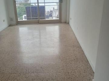 Departamento de 3 ambientes, Caballito · Tres Ambientes en Caballito, Al Frente con Balcon y Amplia Cocina