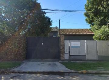 Casa · 8 Ambientes · 10 Cocheras · Vivienda con Quincho y Salon Multiuso