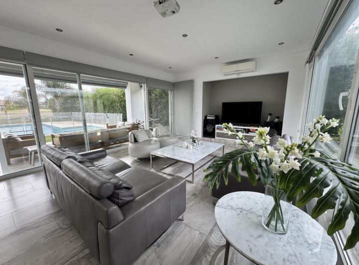 Casa · 324m² · 7 Ambientes · 4 Cocheras
