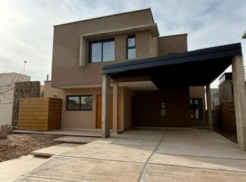 Casa de 8 ambientes, Russell · Casa en Venta en Barrio Lomas de Russell