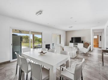 Casa · 130m² · 4 Ambientes · 6 Cocheras · Casa en La Horqueta de Echeverría 4 Ambientes con Cochera y Piscina