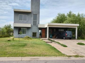 Casa · 309m² · 4 Ambientes · Casa en Venta - 3 Dorm. 3 Baños - Cochera - 820 m² - Pilar