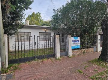 Casa · 117m² · 4 Ambientes · 1 Cochera · Casa en Venta de 3 Dorm. con Patio y Jardín. a Reciclar