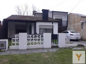 Casa · 220m² · 7 Ambientes · 2 Cocheras · Casa en Venta - 4 Dorm. 3 Baños - 220 m² - Santa Teresita