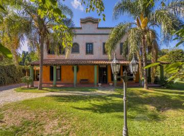 Casa · 298m² · 5 Ambientes · 3 Cocheras · En Venta. Residencia de Estilo Clasico Sobre 1.800 m² de en Barrio Pelufo Villa Luzuriaga