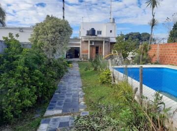 Casa · 232m² · 7 Ambientes · 1 Cochera · Casa en Venta - 3 Dorm. 2 Baños 1 Cochera - 600 m² - Barrio Gambier