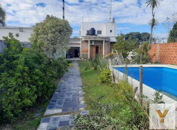 Casa · 232m² · 7 Ambientes · 1 Cochera · Casa en Venta - 3 Dorm. 2 Baños 1 Cochera - 600 m² - Barrio Gambier