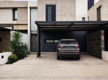 Casa · 174m² · 8 Ambientes · 2 Cocheras · Dúplex en Venta en Greenville 2 con 3 Dorm., Galeria Techada y Cochera Doble