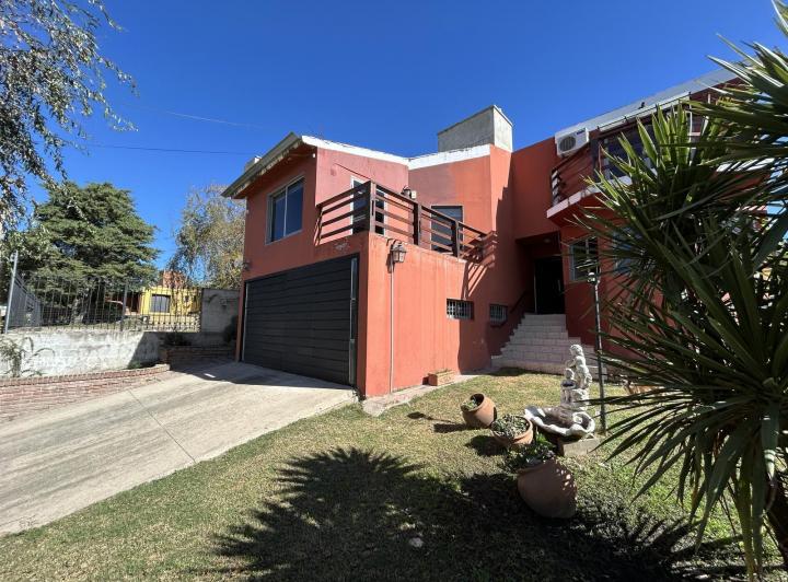 Casa · 230m² · 3 Dormitorios · 2 Cocheras