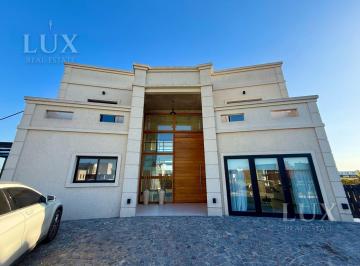 Casa · 900m² · 6 Ambientes · Venta Casa con Vista Al Golf, 4 Habitaciones en Canton Golf