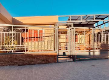 Casa · 250m² · 8 Ambientes · 1 Cochera · Casa