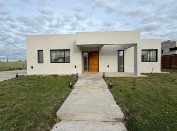 Casa · 188m² · 4 Ambientes · 3 Cocheras · Casa en Venta 4 Ambientes en Barrio Privado Lagos de Canning