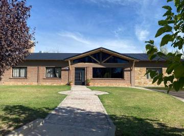 Casa · 230m² · 5 Ambientes · Casa en Venta - 4 Dorm. 4 Baños - Mendoza