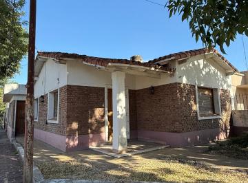 Casa de 4 ambientes, Luján · Chalet de Sólida Construcción en Estratégica Esquina
