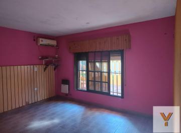 Casa · 190m² · 5 Ambientes · 1 Cochera · Casa en Venta - 4 Dorm. 3 Baños - Cochera - 200 m² - Isidro Casanova