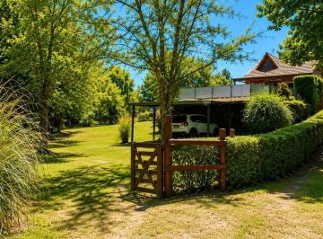 Casa · 190m² · 2 Dormitorios · 3 Cocheras · Venta Chalet, Pileta y Jardín Arbolado — Villa Ciudad de América, Córdoba