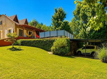 Casa · 190m² · 2 Dormitorios · 3 Cocheras · Venta Chalet, Pileta y Jardín Arbolado — Villa Ciudad de América, Córdoba