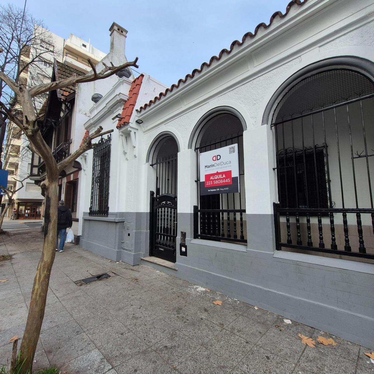 Chalet de estilo en alquiler 24 meses uso profesional — Centro