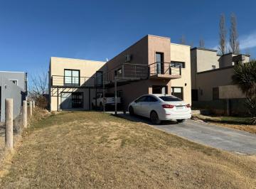 Casa · 600m² · 8 Ambientes · 1 Cochera · Casa en Venta 4 Hab. en Barrio Privado Jochey