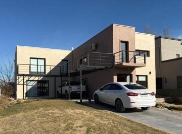 Casa · 600m² · 8 Ambientes · 1 Cochera · Casa en Venta 4 Hab. en Barrio Privado Jochey