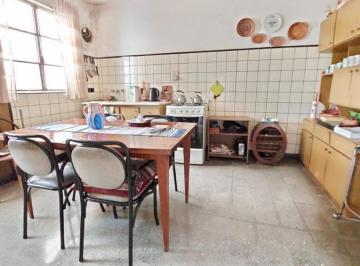 Casa · 230m² · 5 Ambientes · 1 Cochera · Casa en Venta - 4 Dorm. 2 Baños - 230 m² - La Plata