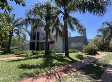Casa · 250m² · 5 Ambientes · 3 Cocheras · Casa 3 Dorm. Apta Crédito en Venta