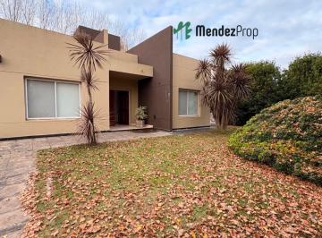 Casa · 105m² · 4 Ambientes · 3 Cocheras · Casa en Alquiler en Barrio El Lauquen