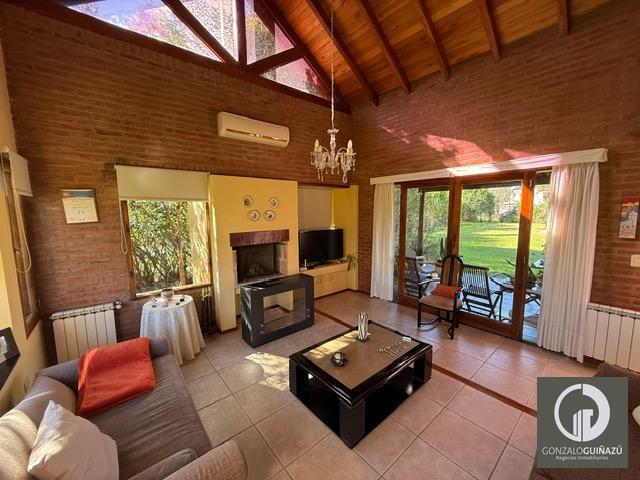 Casa · 292m² · 6 Ambientes · 2 Cocheras