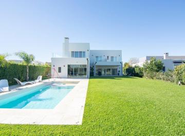 Casa · 361m² · 6 Ambientes · 3 Cocheras · Casa 6 Ambientes en Venta Haras de Santa Maria El Trebol Vista Al Golf