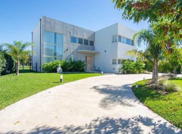 Casa · 361m² · 6 Ambientes · 3 Cocheras · Casa 6 Ambientes en Venta Haras de Santa Maria El Trebol Vista Al Golf