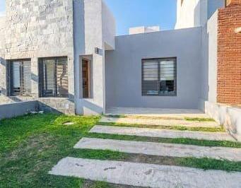 Casa · 97m² · 4 Ambientes · Venta Duplex en Miradores I - Manantiales I - 2 D 1 B
