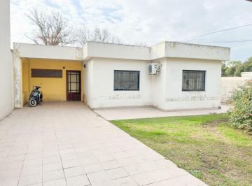 Casa · 101m² · 5 Ambientes · 2 Cocheras · Estrada 1250, 3 Dorm.