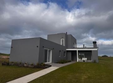 Casa · 182m² · 4 Ambientes · 2 Cocheras · Casa de 4 Ambientes Sobre La Cancha de Golf, Miramar Links