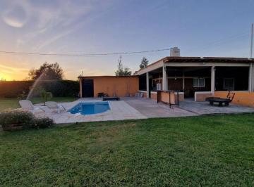 Casa · 185m² · 4 Ambientes · 2 Cocheras · Venta Casa Quinta Amoblada en Albardon