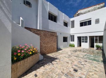 Casa · 330m² · 5 Ambientes · 1 Cochera · Casa de 4 Dorm. Más Local Comercial en Venta