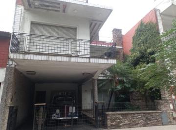 Casa · 306m² · 8 Ambientes · 1 Cochera · Venta Casa Villa del Parque Pileta Cochera