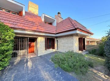 Casa · 253m² · 10 Ambientes · 1 Cochera · Venta Casa 5 Dorm La Calera Apta Credito