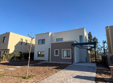 Casa · 180m² · 5 Ambientes · 2 Cocheras · Venta Casa 5 Ambientes, Santa Ana, Villanueva