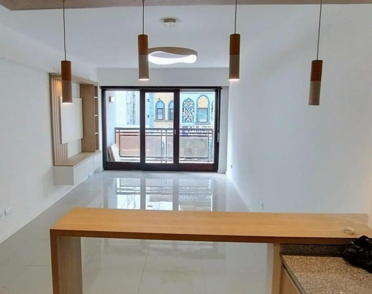 Venta Departamento de 3 ambientes a la calle con balcón saliente